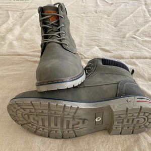 Brand New Unisex Quatchi Hiking / Winter Boots size 44